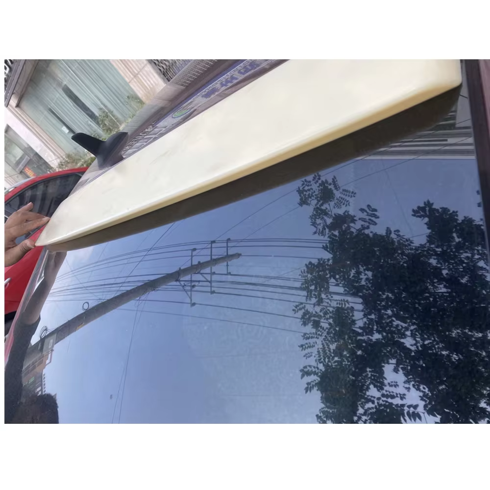 Alerón de ventana trasera instalado en un Mercedes-Benz Clase C