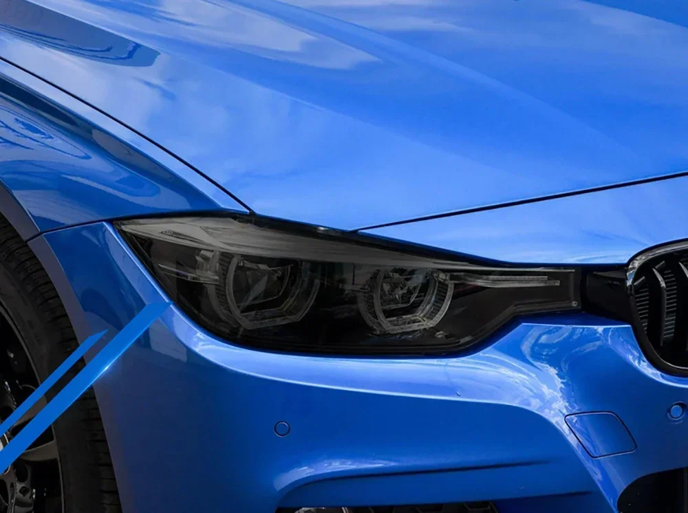 Pegatina de tinte instalada sobre el faro de un BMW