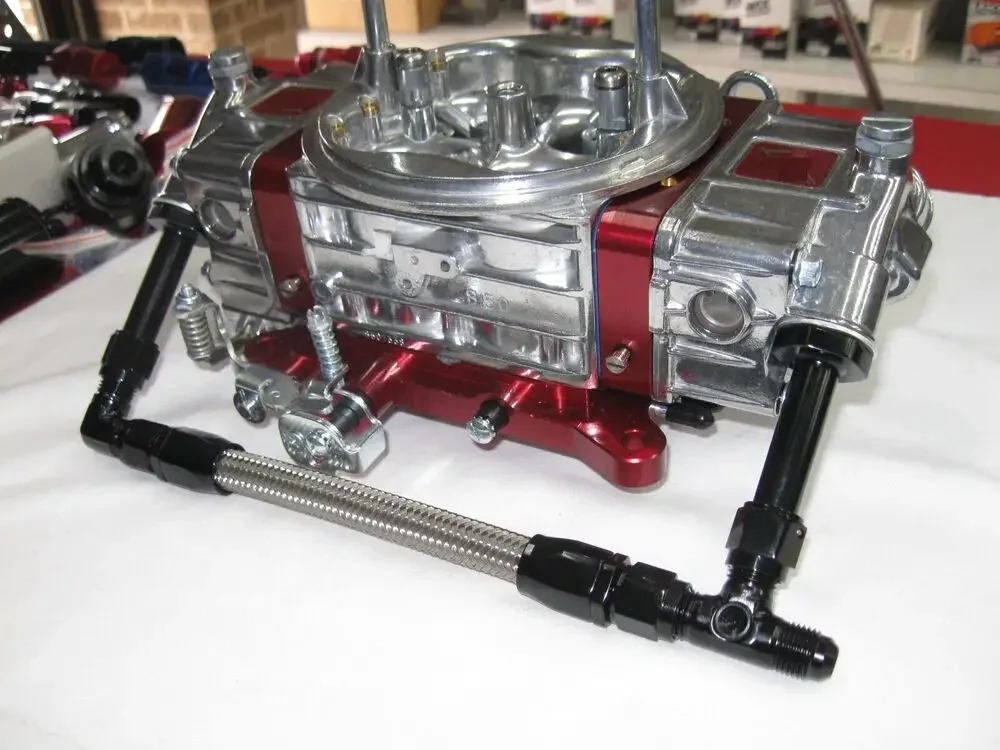 Carburador Holley 4150 con manguera trenzada AN6 vista frontal