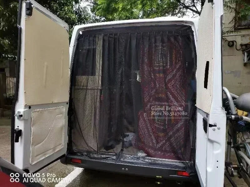 Mosquitera colocada en la puerta trasera de una furgoneta