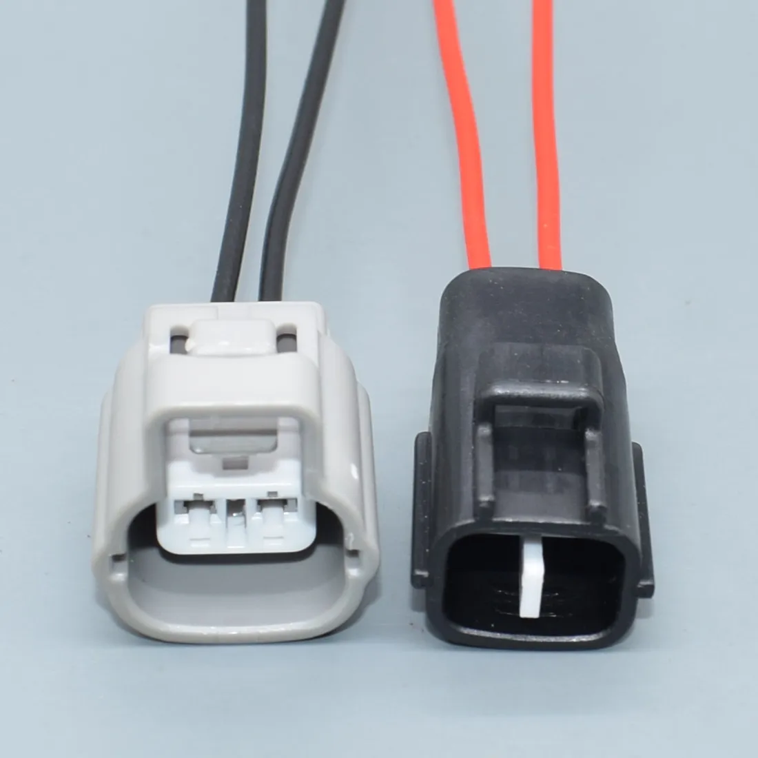 Detalle adicional del conector automotriz