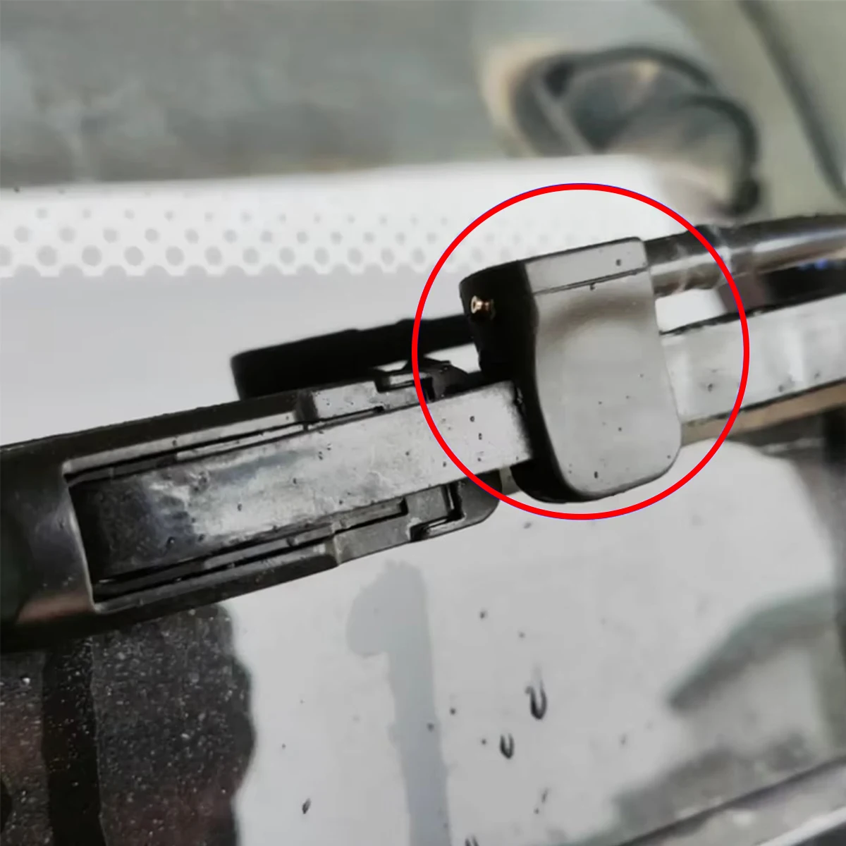 Boquilla limpiaparabrisas montada sobre el brazo