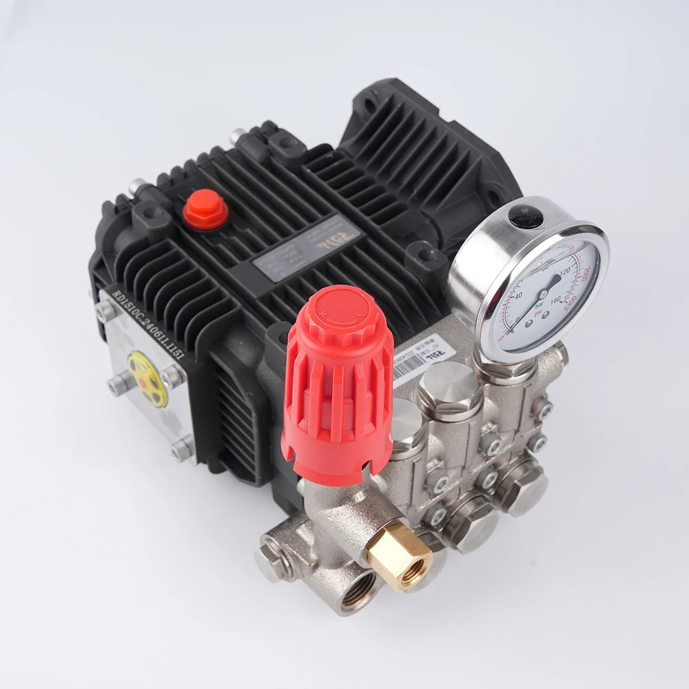 Vista frontal del cabezal de bomba de alta presión montado en equipo de nebulización