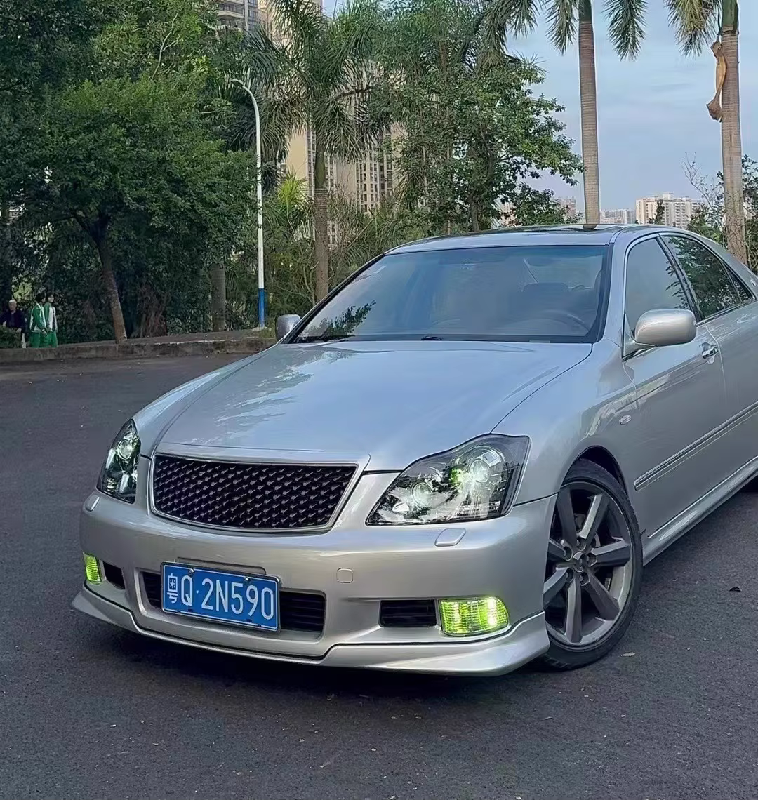 Vista del kit de carrocería para Toyota Crown