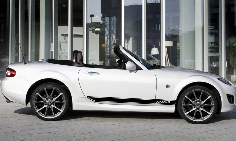 Pegatinas laterales de vinilo instaladas en un Mazda MX-5
