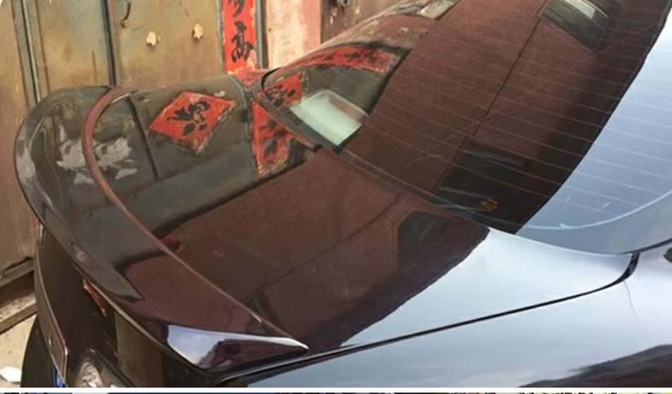 Vista lateral del labio de maletero para Mazda 6
