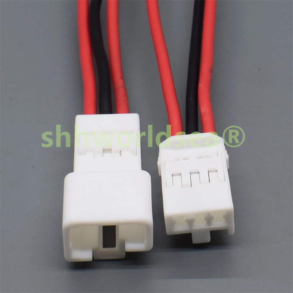 Conector de tres terminales para sistemas de iluminación del coche