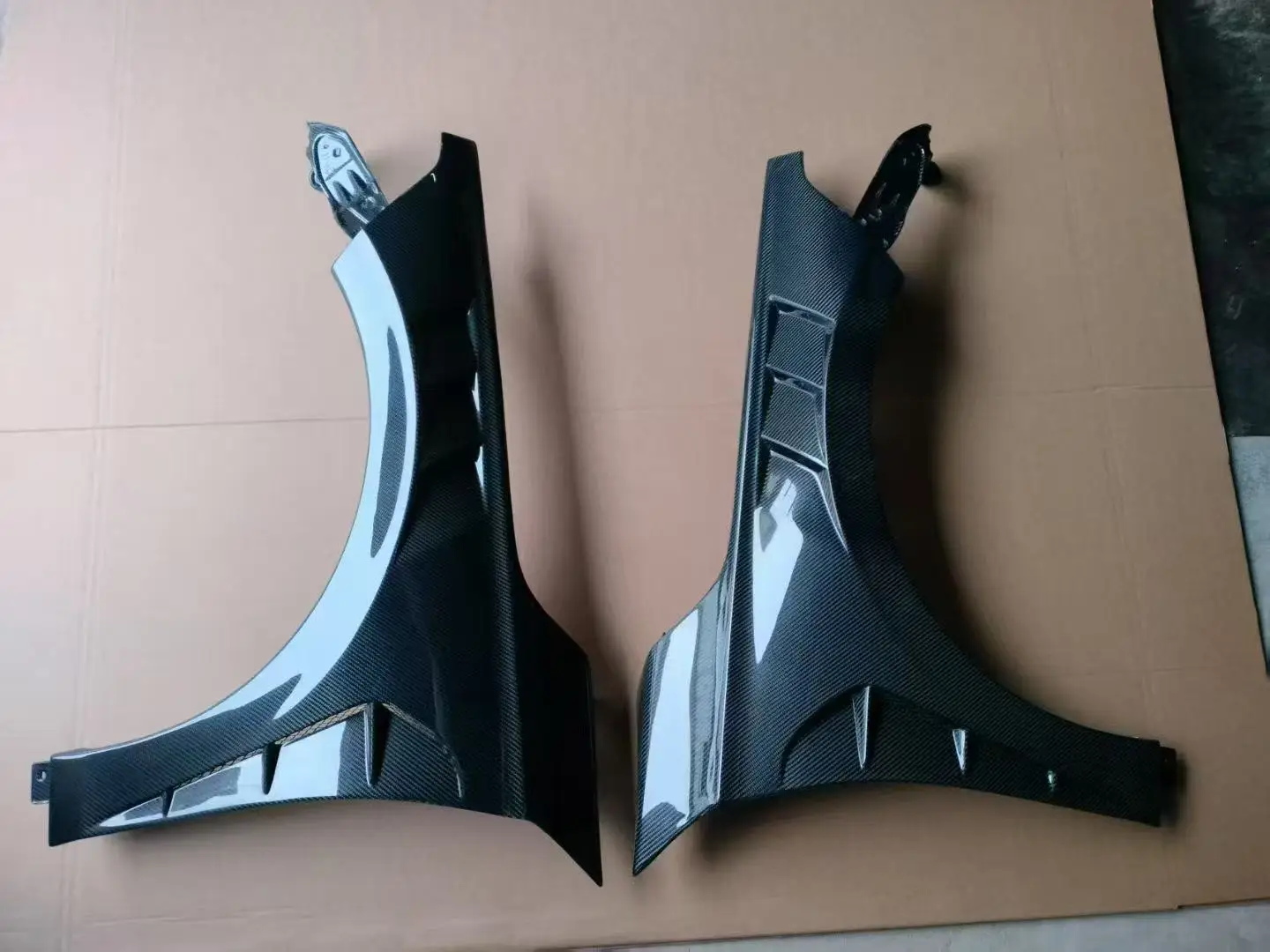 Detalle del acabado en fibra de carbono