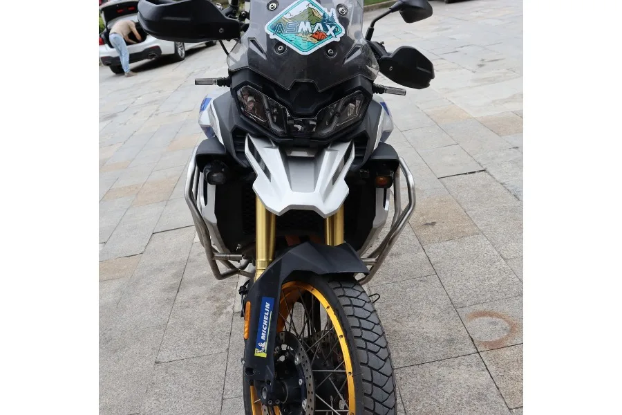 Detalle del conjunto de protección para manillar
