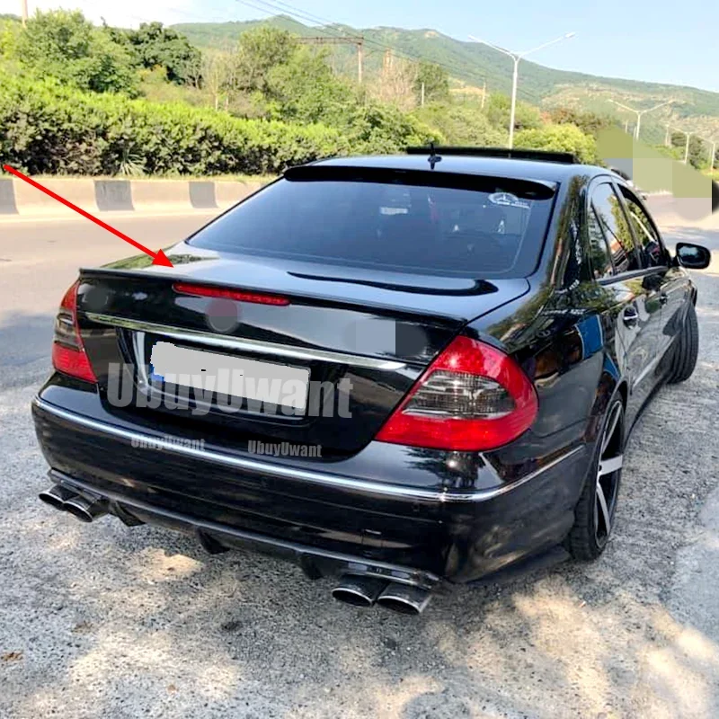Alerón instalado en el techo trasero del Mercedes