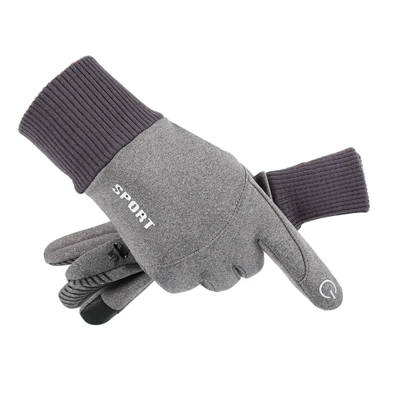 Guantes sujetando el manubrio de una bicicleta