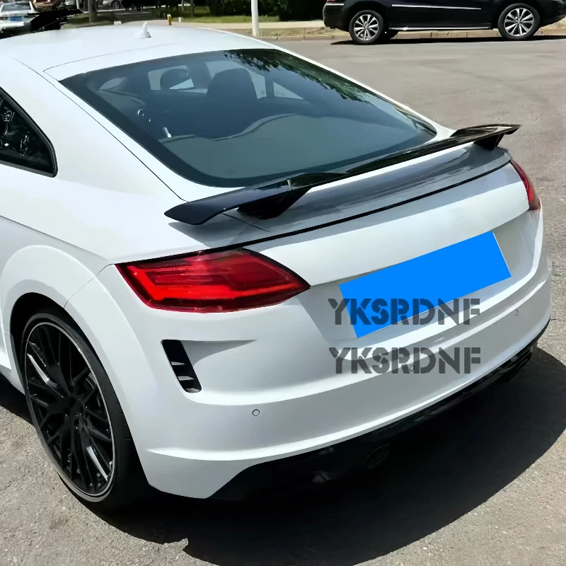 Alerón trasero de fibra de carbono para Audi TT visto desde atrás
