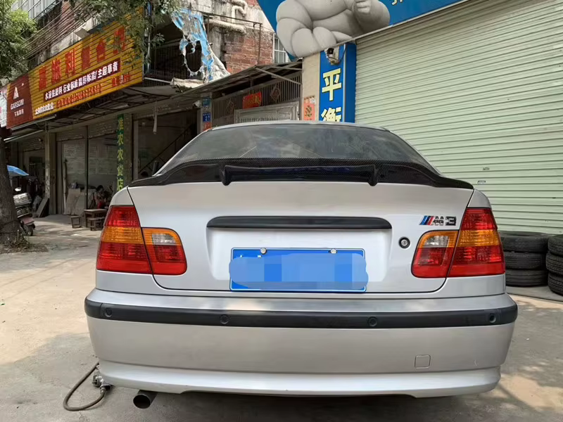 Alerón instalado en la parte trasera de un BMW Serie 3 E46