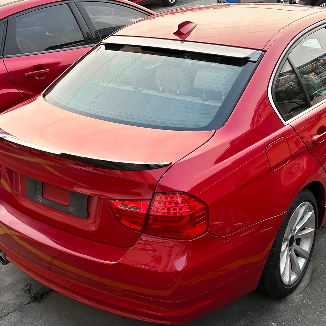 Detalle del acabado negro carbono del alerón E90