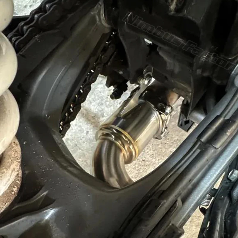 Adaptador de codo para sistema de escape de motocicleta