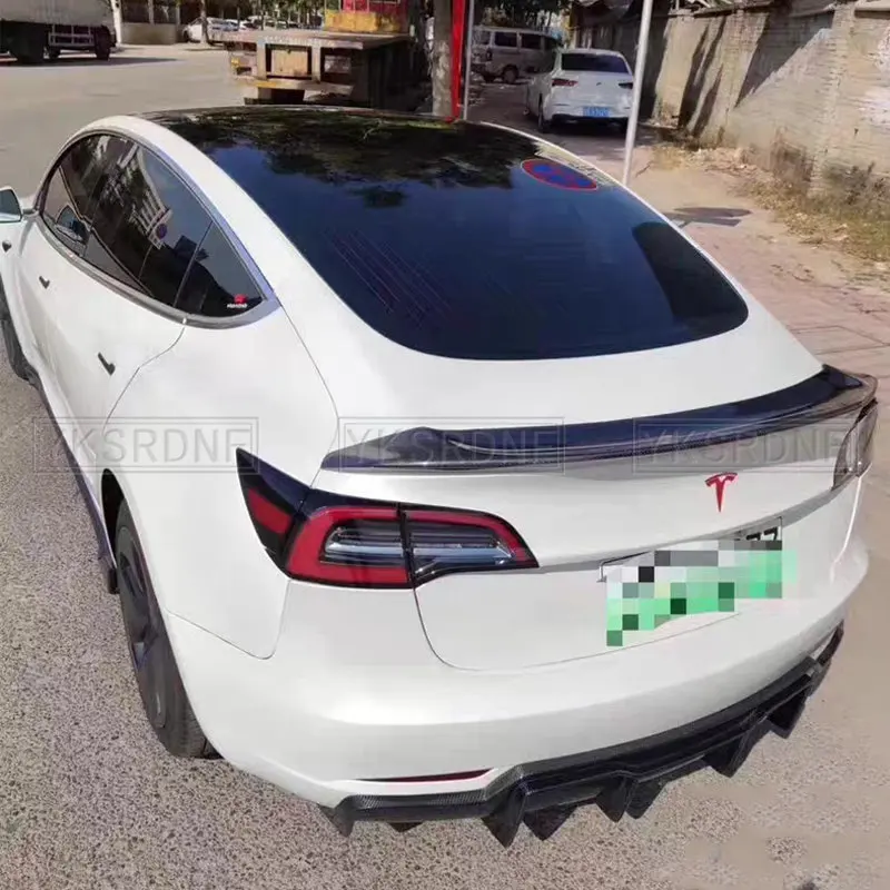 Alerón trasero Tesla Model 3 fibra carbono vista lateral