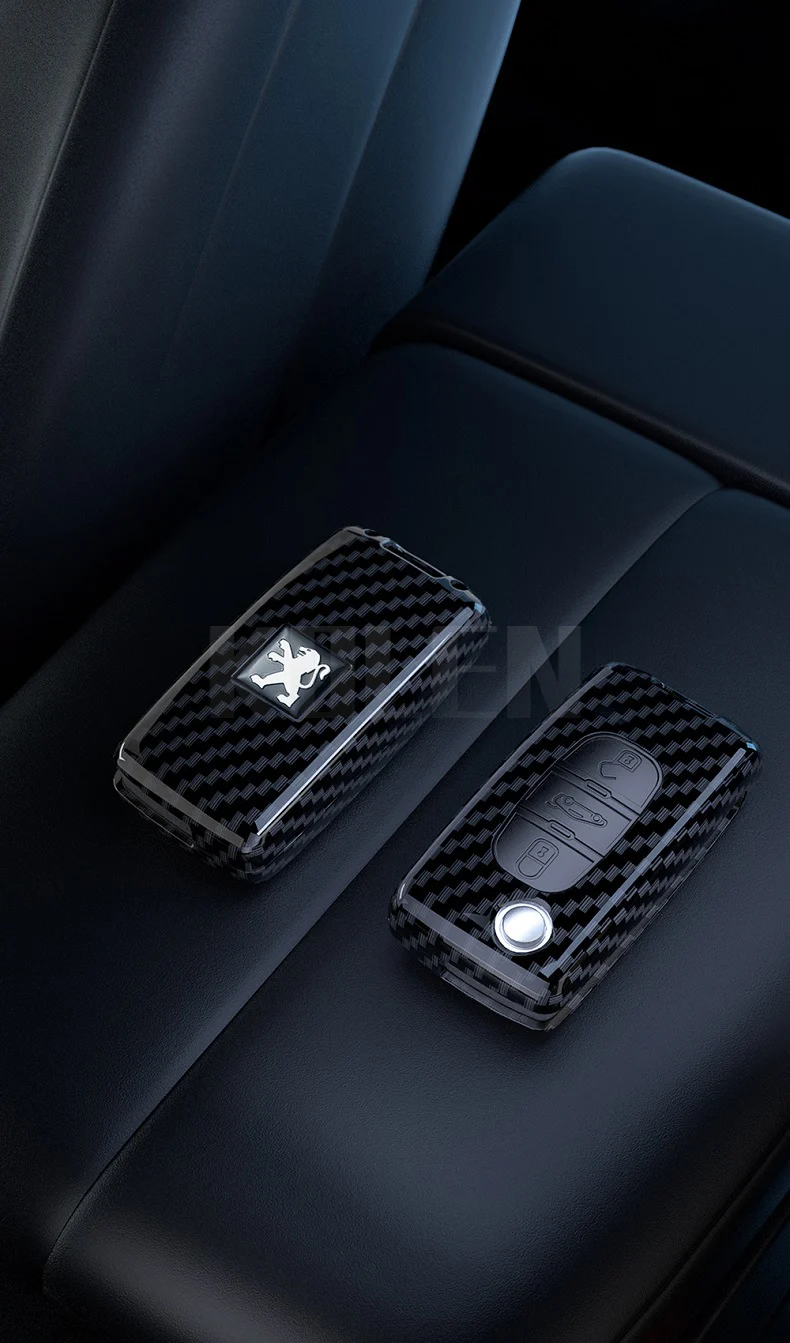 Funda con tapa para llave de coche en uso