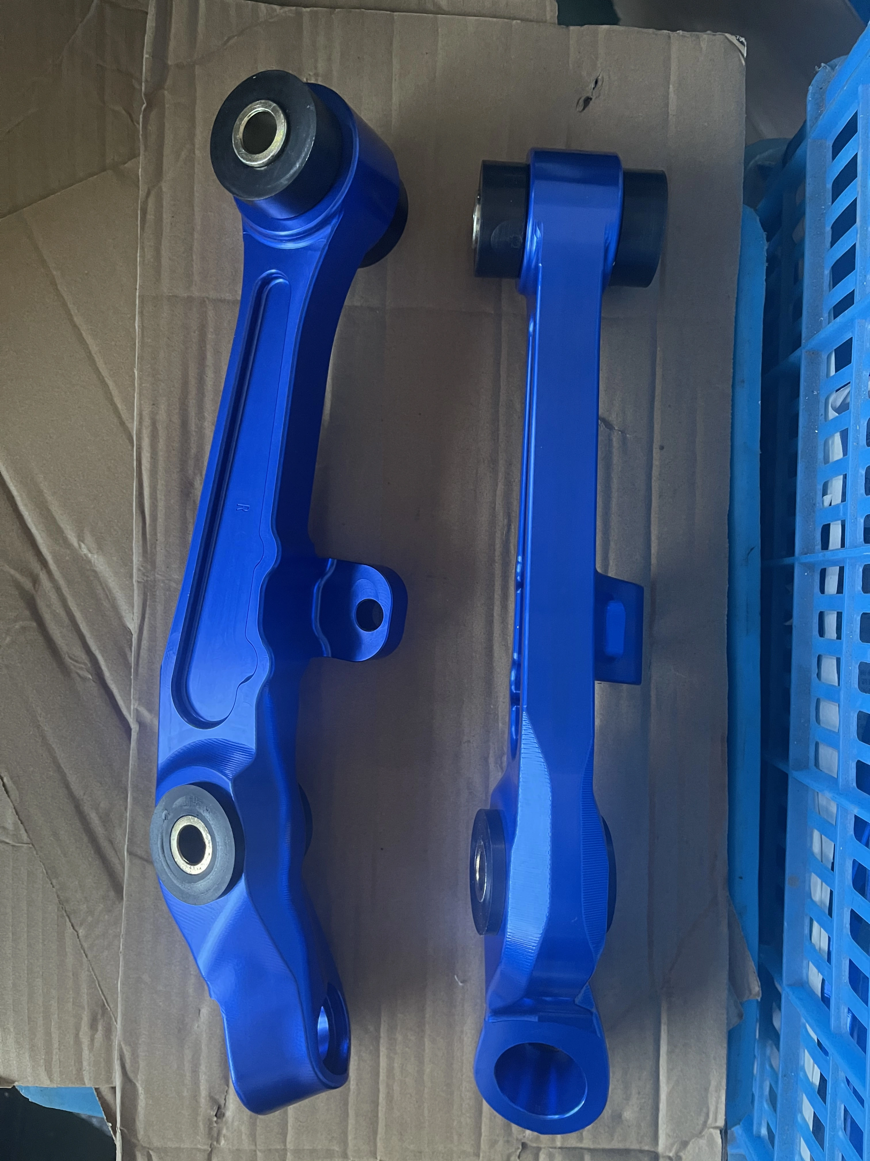 Brazos inferiores delanteros de aluminio anodizado para preparación de suspensión
