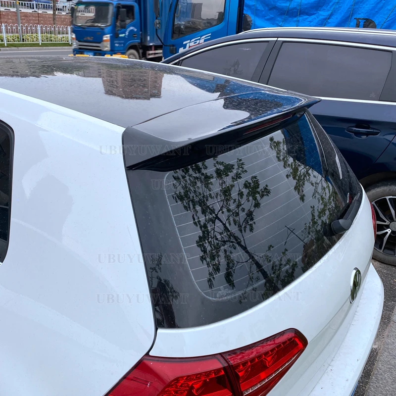 Alerón de plástico ABS instalado en el techo trasero de un Volkswagen Golf 7