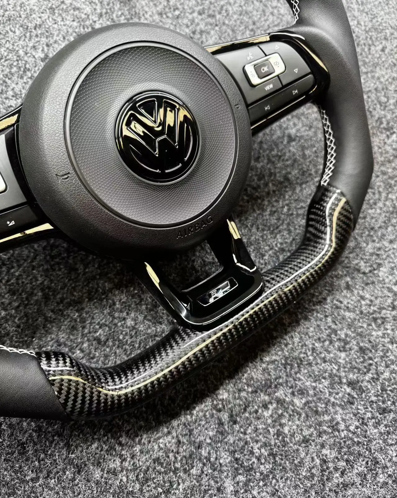 Volante fibra carbono GTI para Volkswagen Golf - imagen 4
