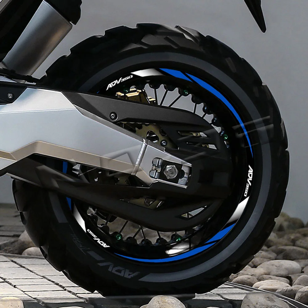 Detalle de la cinta reflectante adherida al borde de la llanta de moto