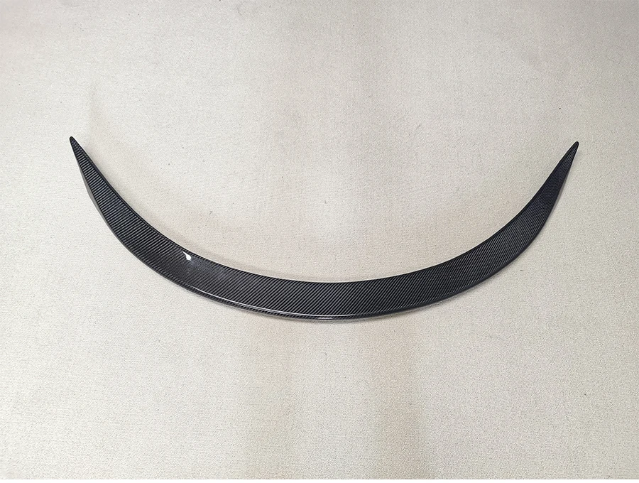 Detalle del acabado del alerón ducktail de carbono
