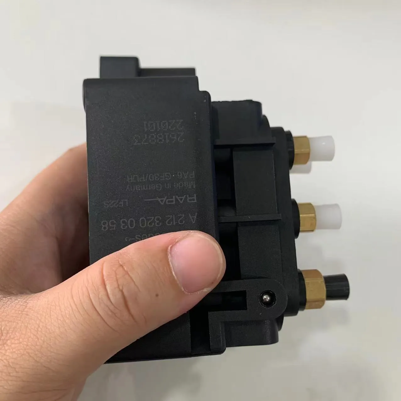 Válvula suspensión neumática Mercedes A2123200358 para ML GL - imagen 3