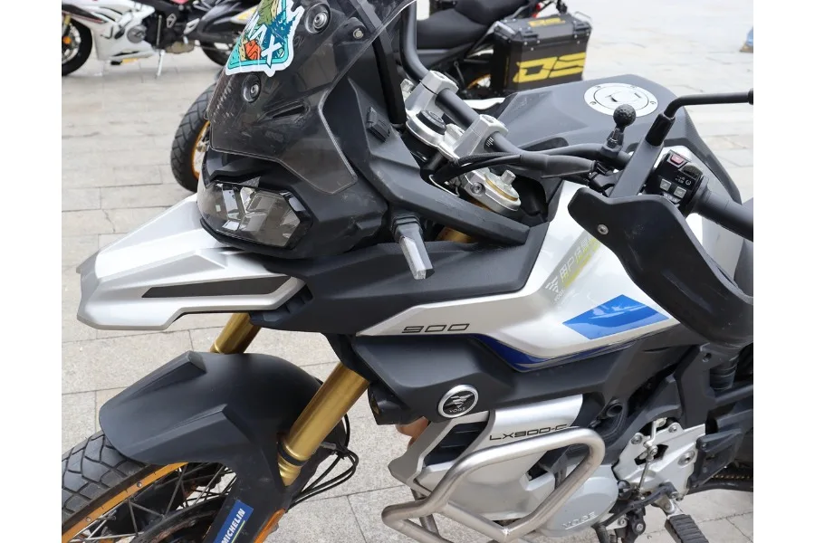 Vista de los componentes de protección para motocicleta