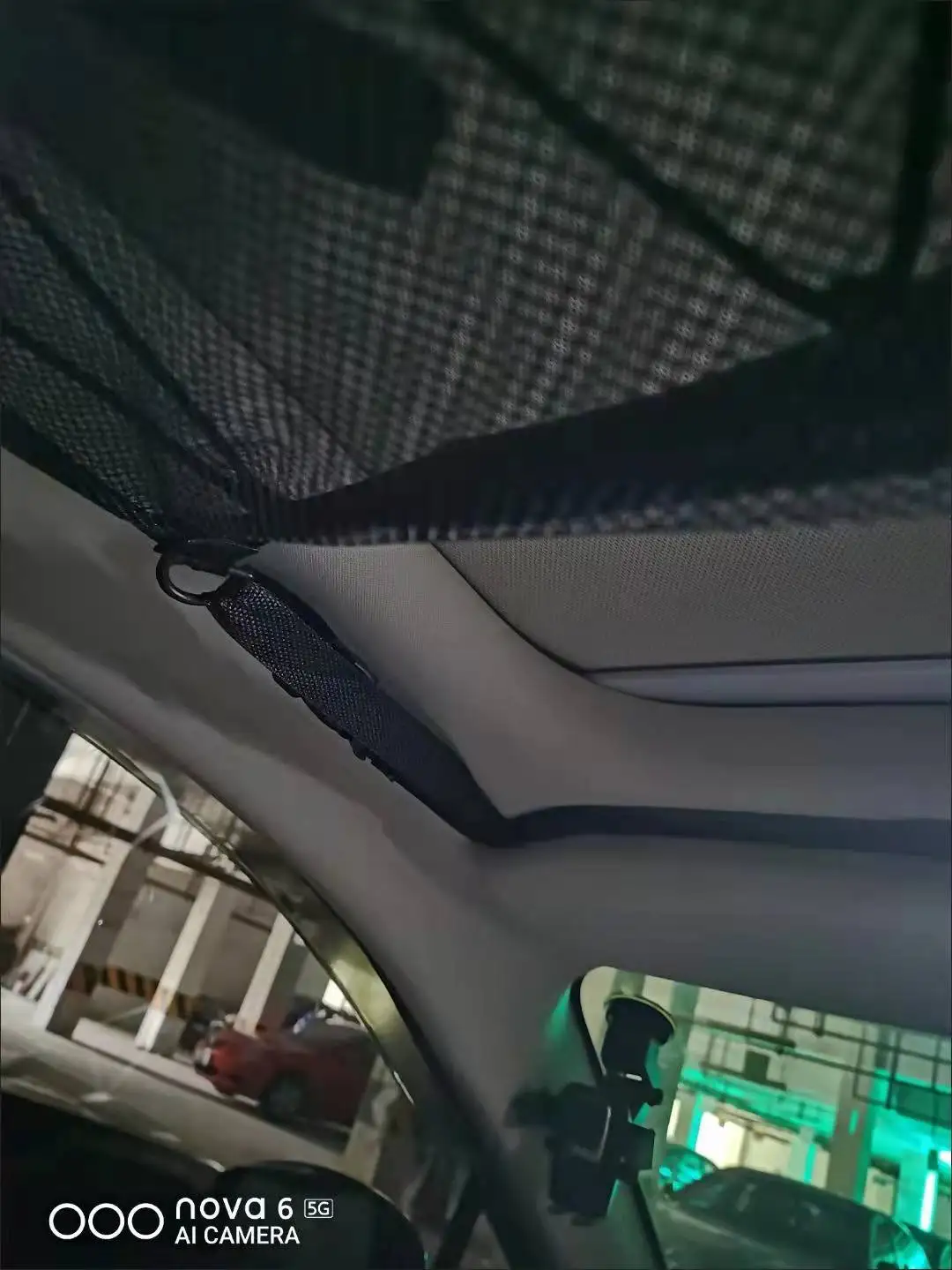 Bolsillo de red extendido mostrando el tejido de poliéster transpirable
