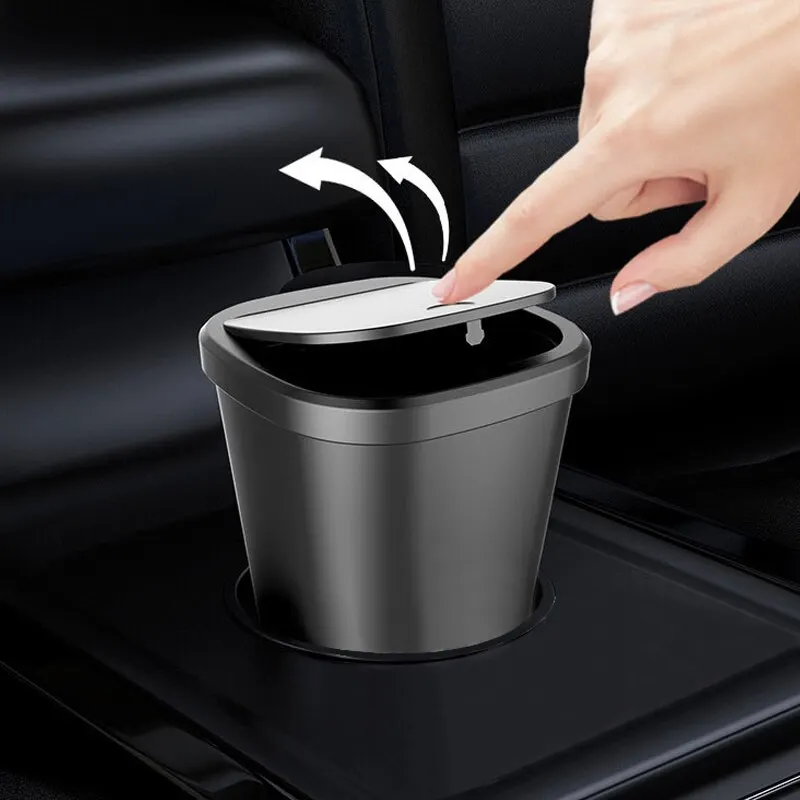 Interior del coche con portavasos y accesorio compacto