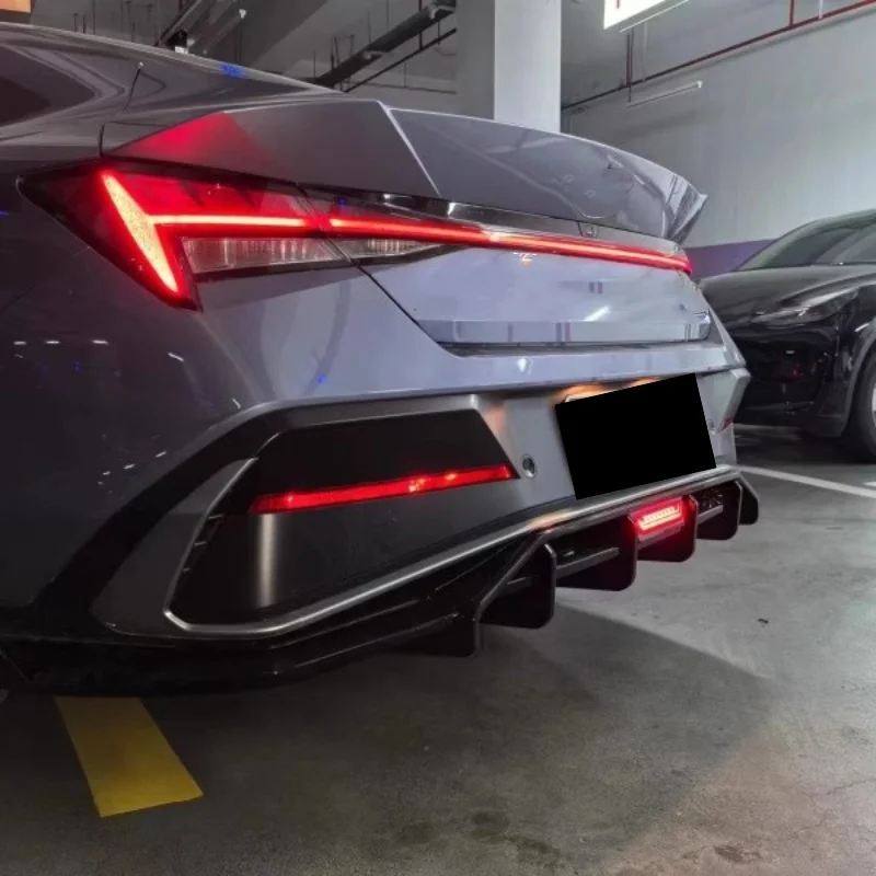 Labio trasero de coche con lámpara, esquina de parachoques trasero para Hyundai Elantra 2023-2024, accesorios negros brillantes modificados para automóviles - imagen 4