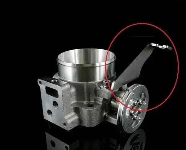 Detalle del soporte de cable del acelerador y puntos de anclaje