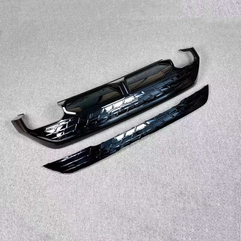 Vista del labio trasero decorativo con diseño de escape cuádruple