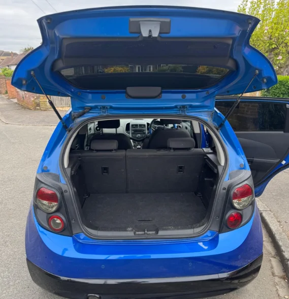 Amortiguadores de portón trasero para Chevrolet Aveo T300 2011-2020