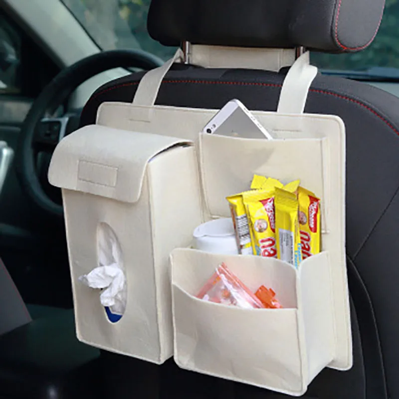 Bolsa organizadora de fieltro colocada en el asiento trasero de un coche