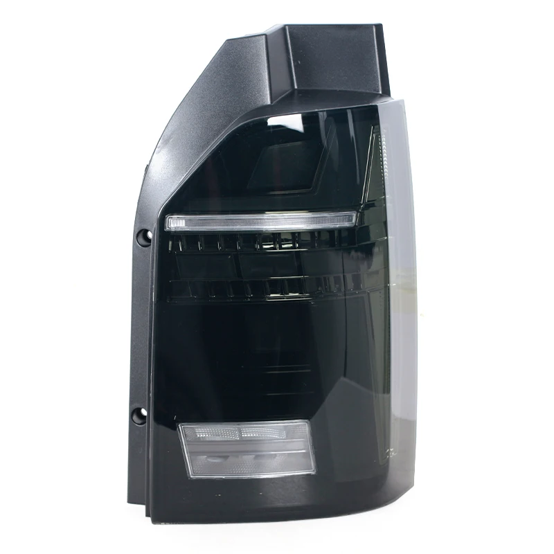 Vista trasera del VW Transporter T6 con los pilotos LED instalados