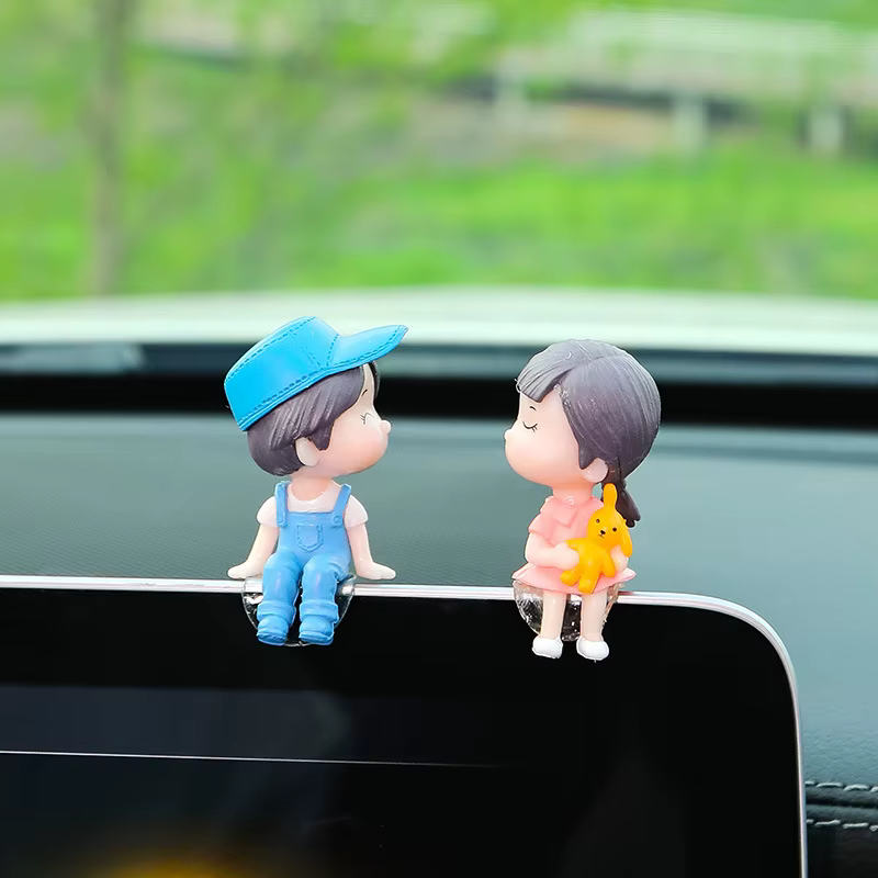 Adorno de pareja besándose para el salpicadero del coche - imagen 2