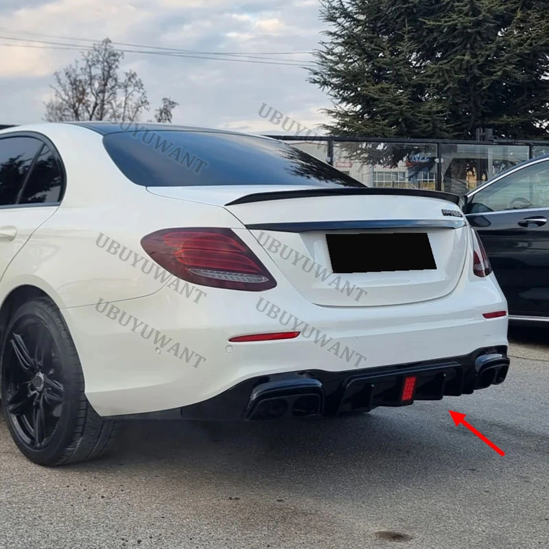 Labio trasero carbono Mercedes - detalle de los divisores