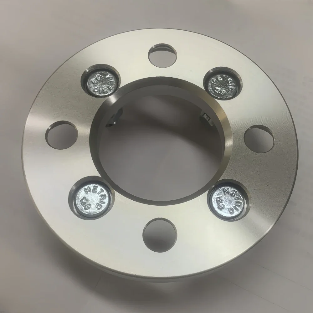 Detalle del mecanizado CNC y componentes del adaptador