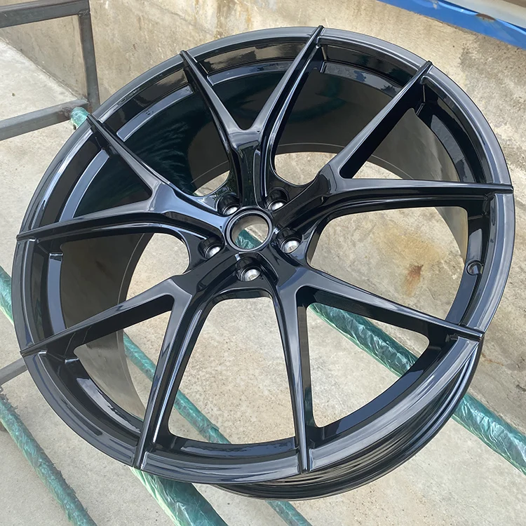 Vista frontal de la rueda forjada Deep Dish negra