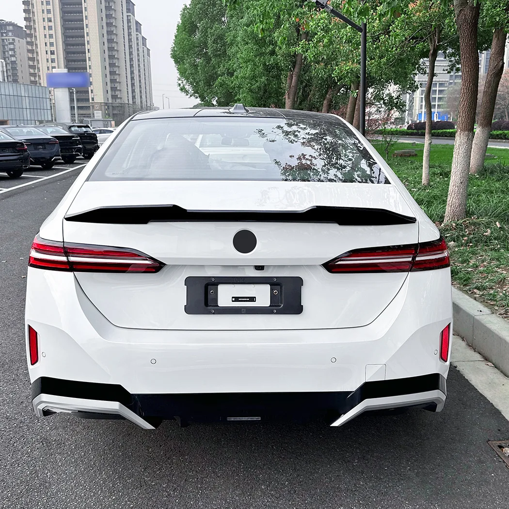 Alerón instalado en BMW Serie 5 G60 vista lateral
