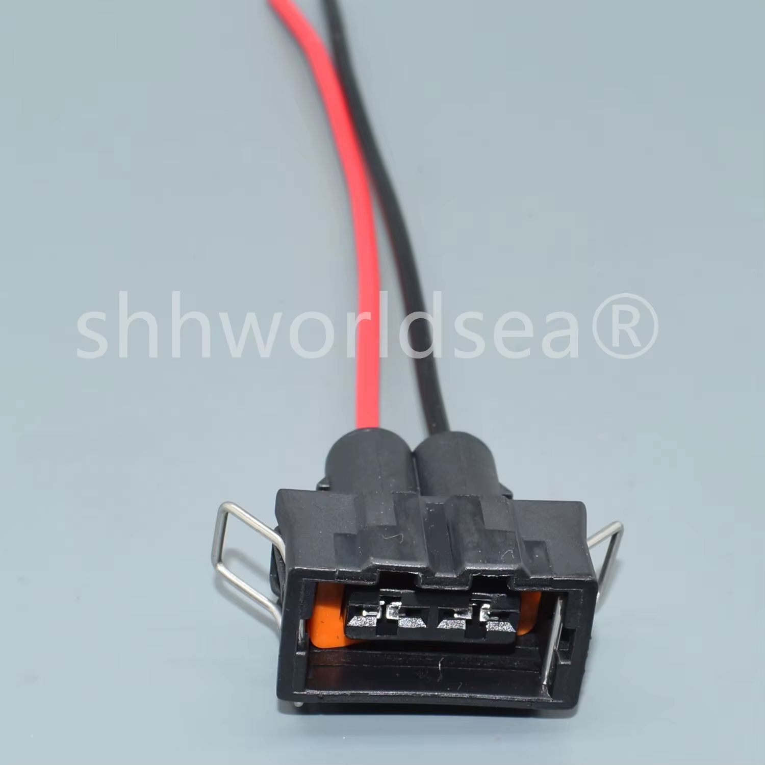 Conector montado mostrando el encaje del pestillo de seguridad