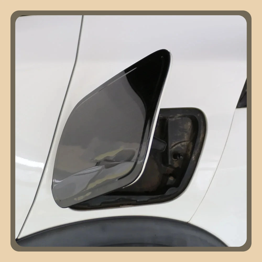 Embellecedor negro para tapa del depósito Peugeot 2008/e-2008 - imagen 4