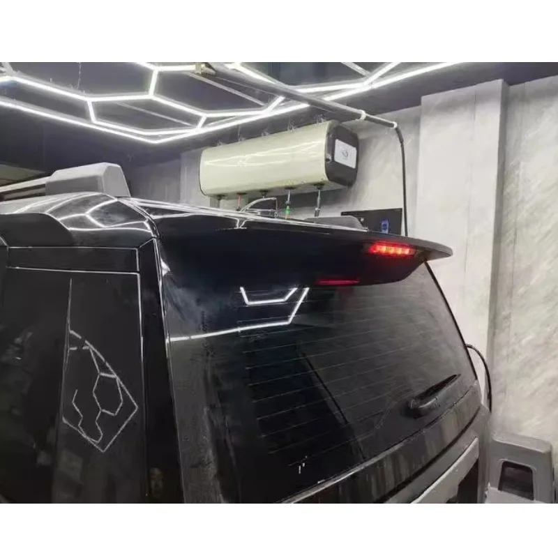 Detalle del alerón en combinación con las luces traseras