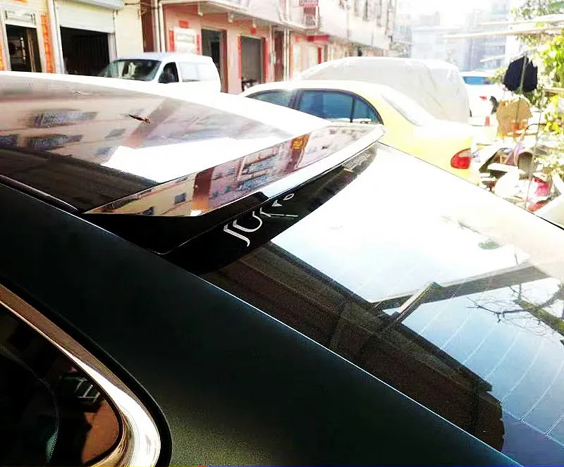 Alerón trasero negro de aspecto carbono instalado en un Infiniti Q50