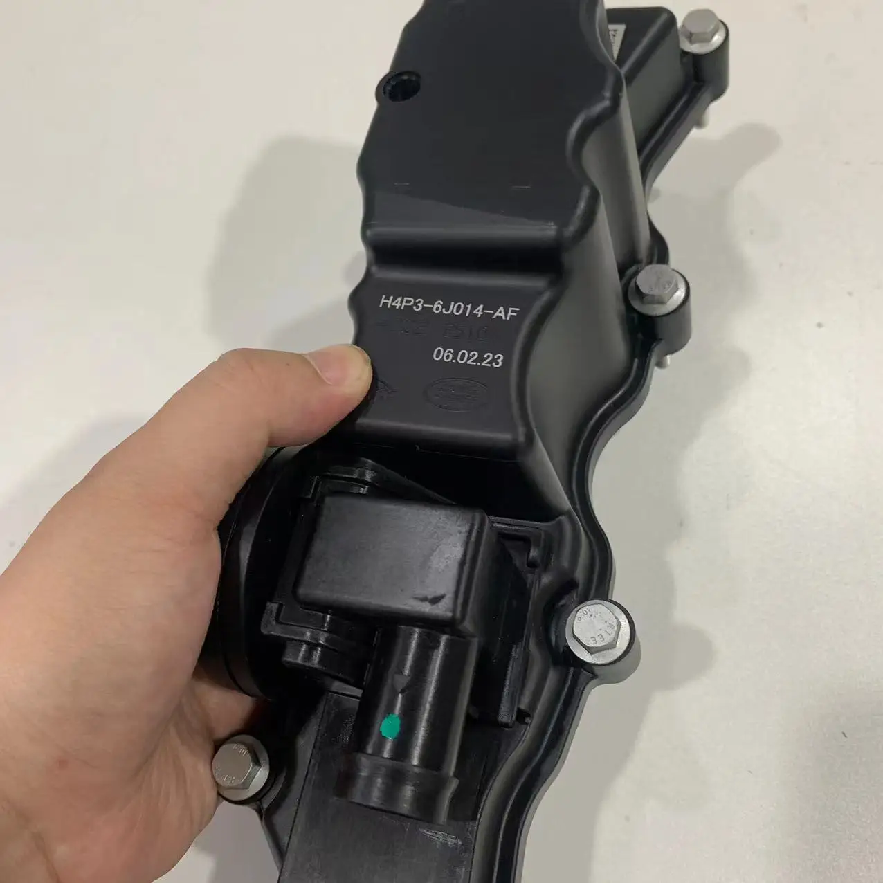 LR110348 Tapa de ventilación del motor AJ200 para Evoque y Discovery - imagen 4