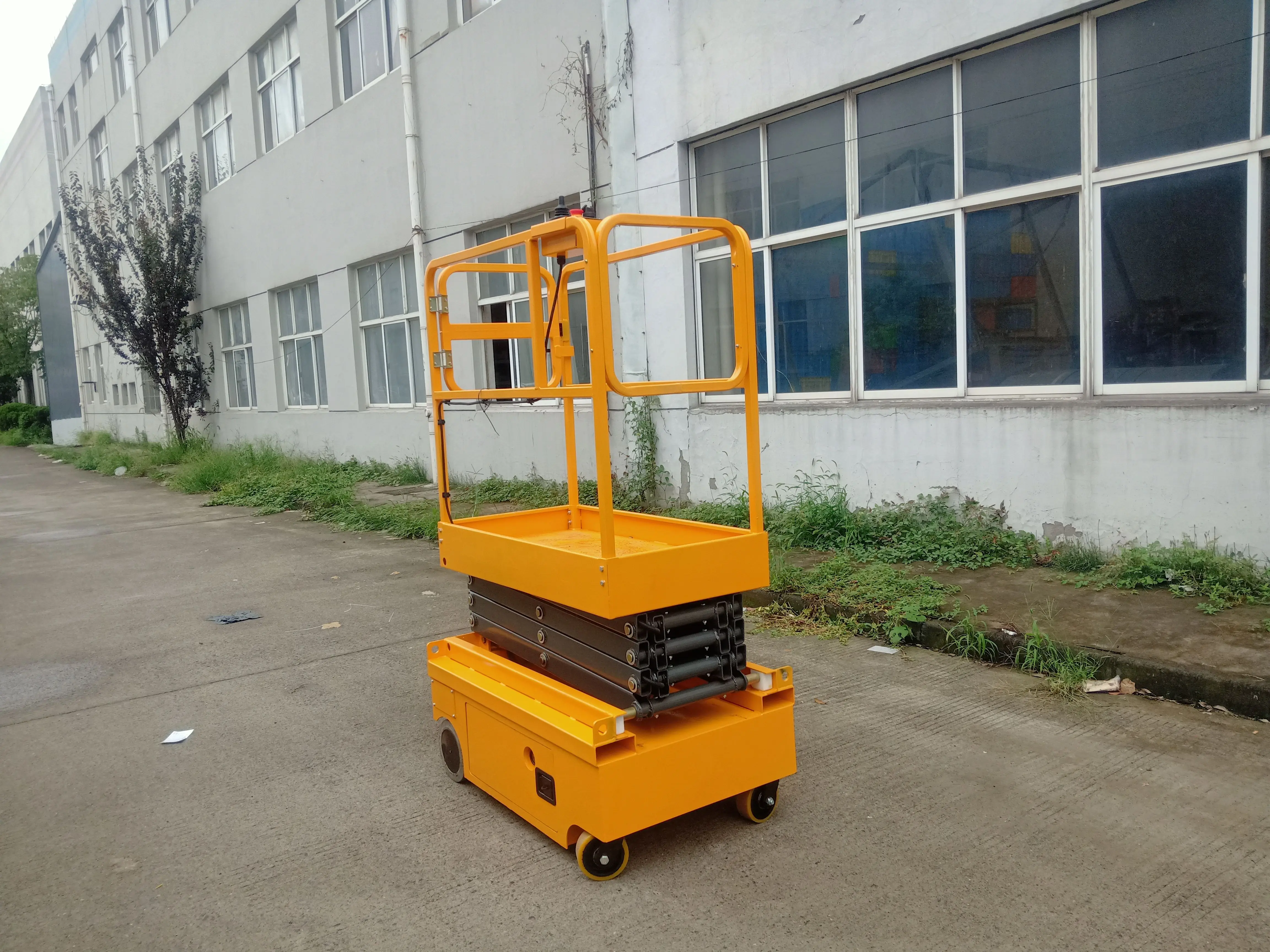 Plataforma elevadora de tijera autopropulsada 5m – pasillo estrecho - imagen 5