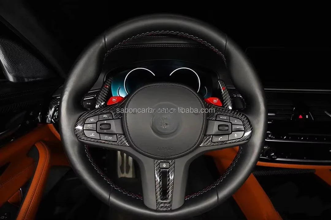 Vista del volante con moldura de carbono instalada