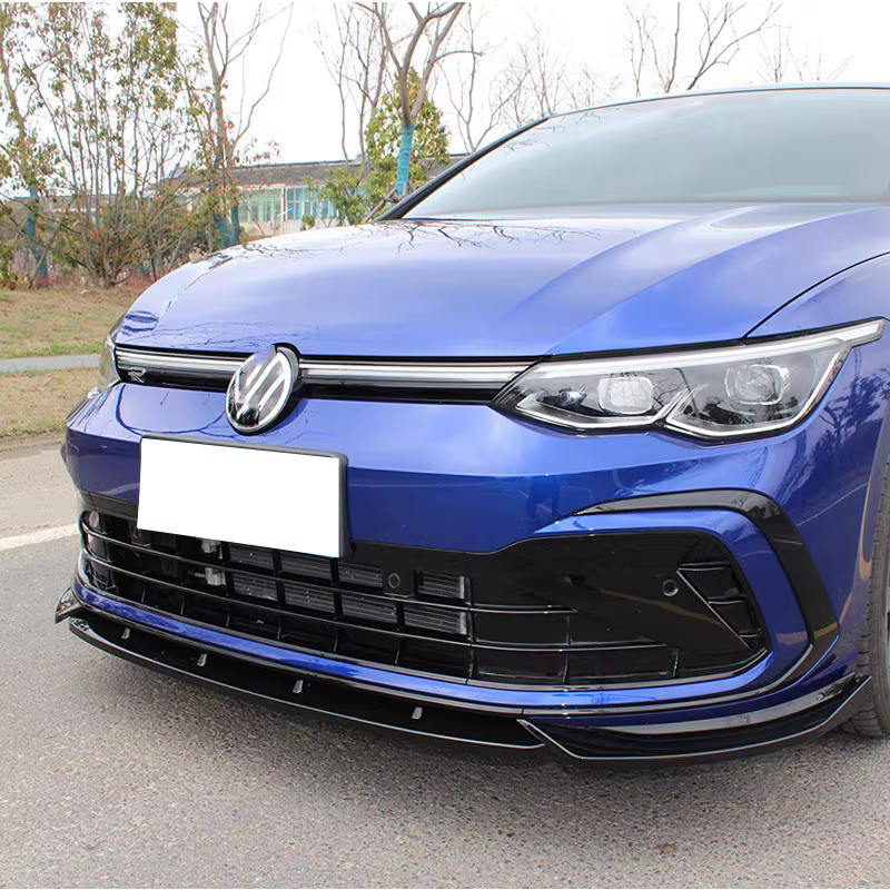 Alerón negro brillante instalado en el frontal de un Volkswagen Golf MK8