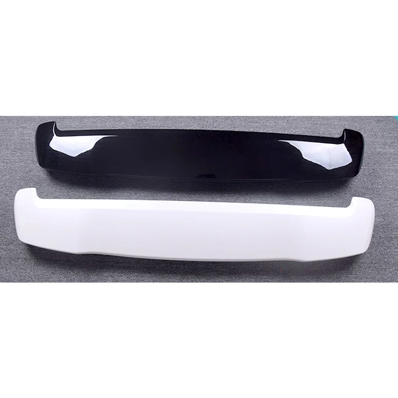 Vista posterior del accesorio blanco para Toyota NOAH Voxy